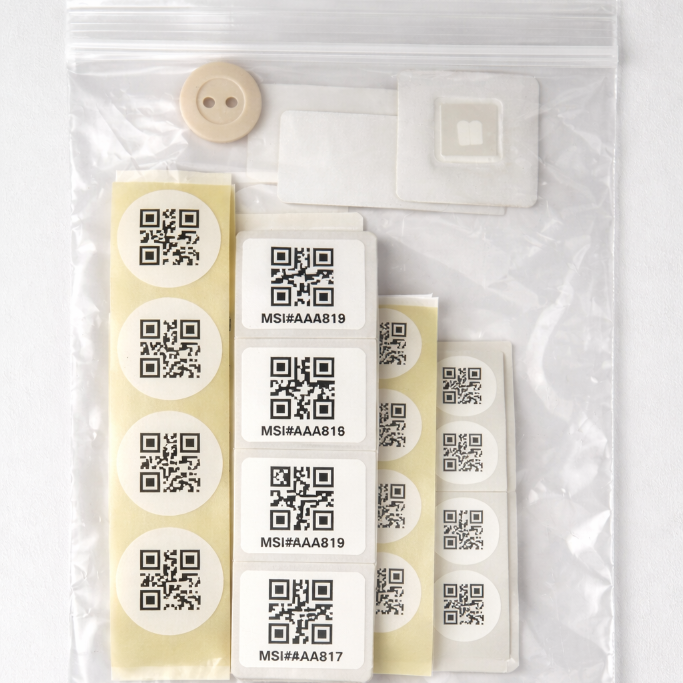 Bild på startpaket med QR- och NFC-etiketter