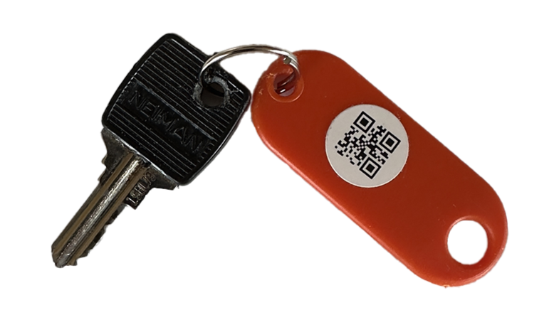Bild på en orangefärgad, standard-nyckelbricka med vidhängande nyckel och en rund etikett med QR-kod fäst på brickans baksida.